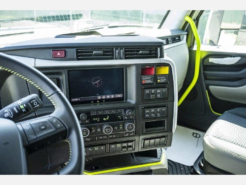 2025 VOLVO VNL64T860