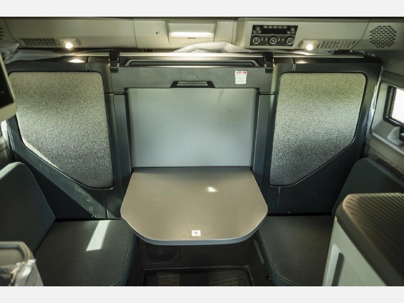 2025 VOLVO VNL64T860