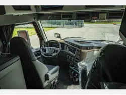 2025 VOLVO VNL64T860