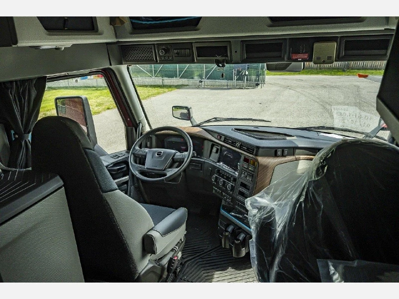 2025 VOLVO VNL64T860