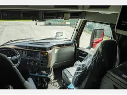 2025 VOLVO VNL64T860