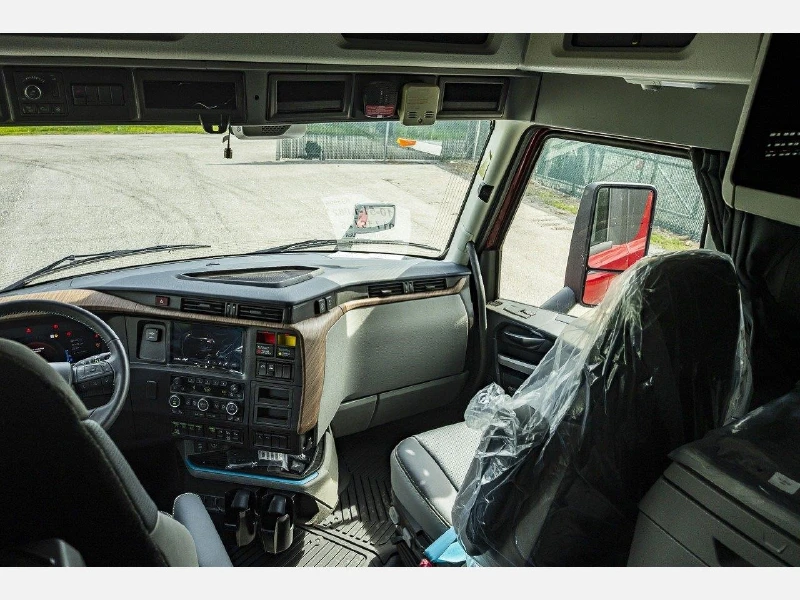2025 VOLVO VNL64T860