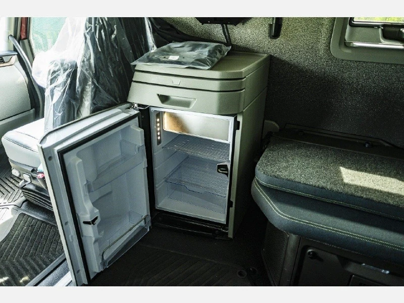 2025 VOLVO VNL64T860