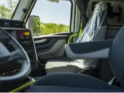 2025 VOLVO VNL64T860
