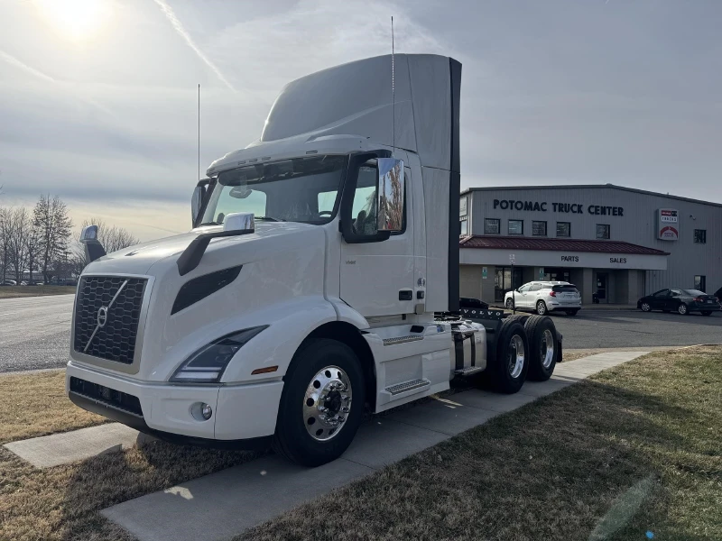 2026 VOLVO VNR64T300