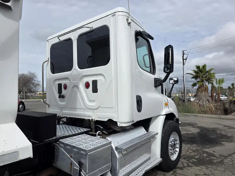 2013 FREIGHTLINER CASCADIA 113