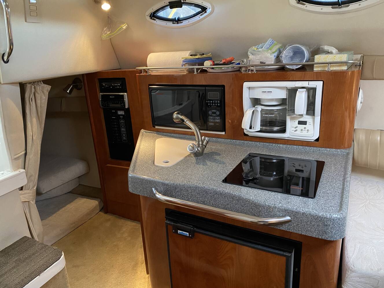 A photo of this 2005 Larson Cabrio 240 Mid Cabin