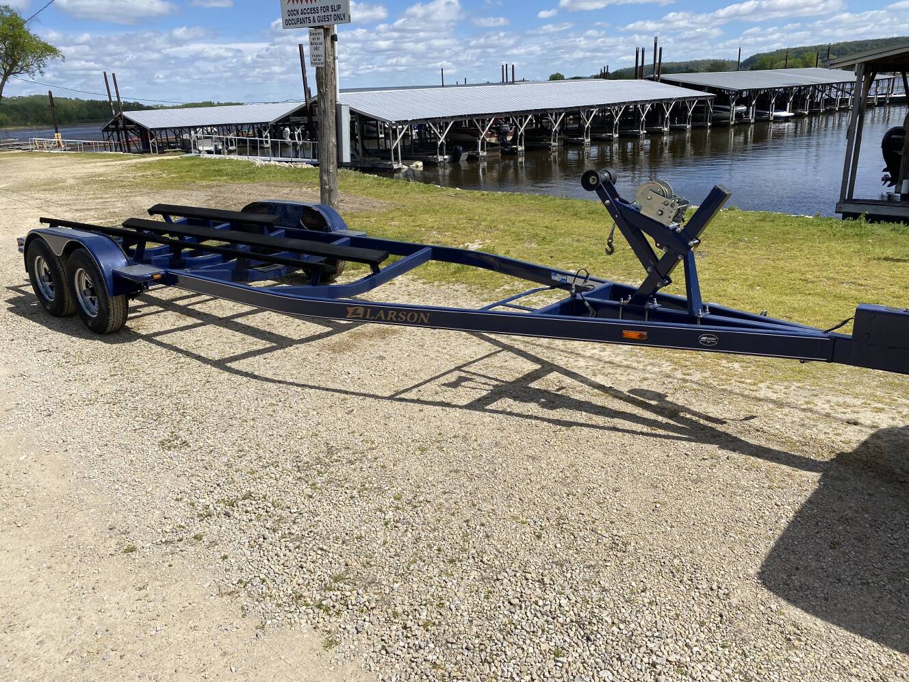 A photo of this 2005 Larson Cabrio 240 Mid Cabin
