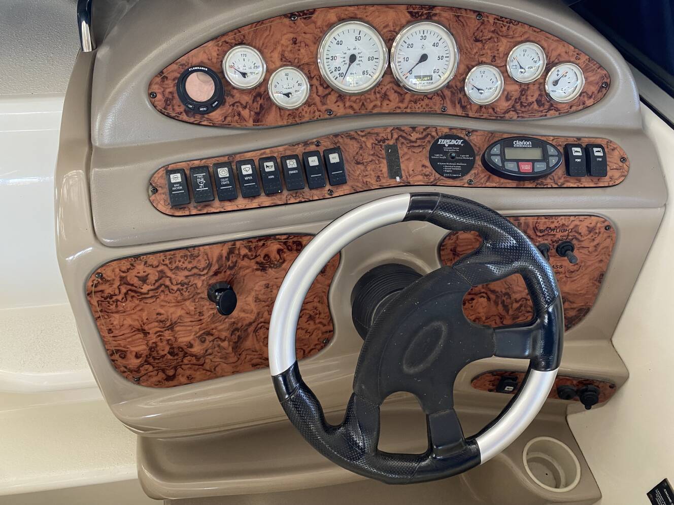 A photo of this 2005 Larson Cabrio 240 Mid Cabin