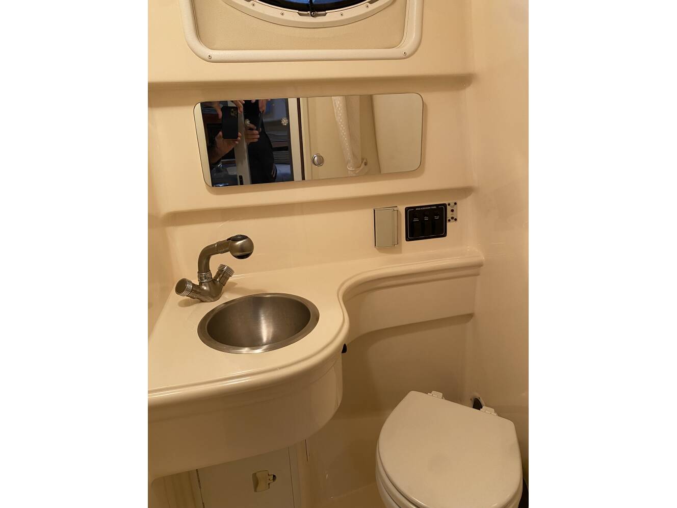 A photo of this 2005 Larson Cabrio 240 Mid Cabin