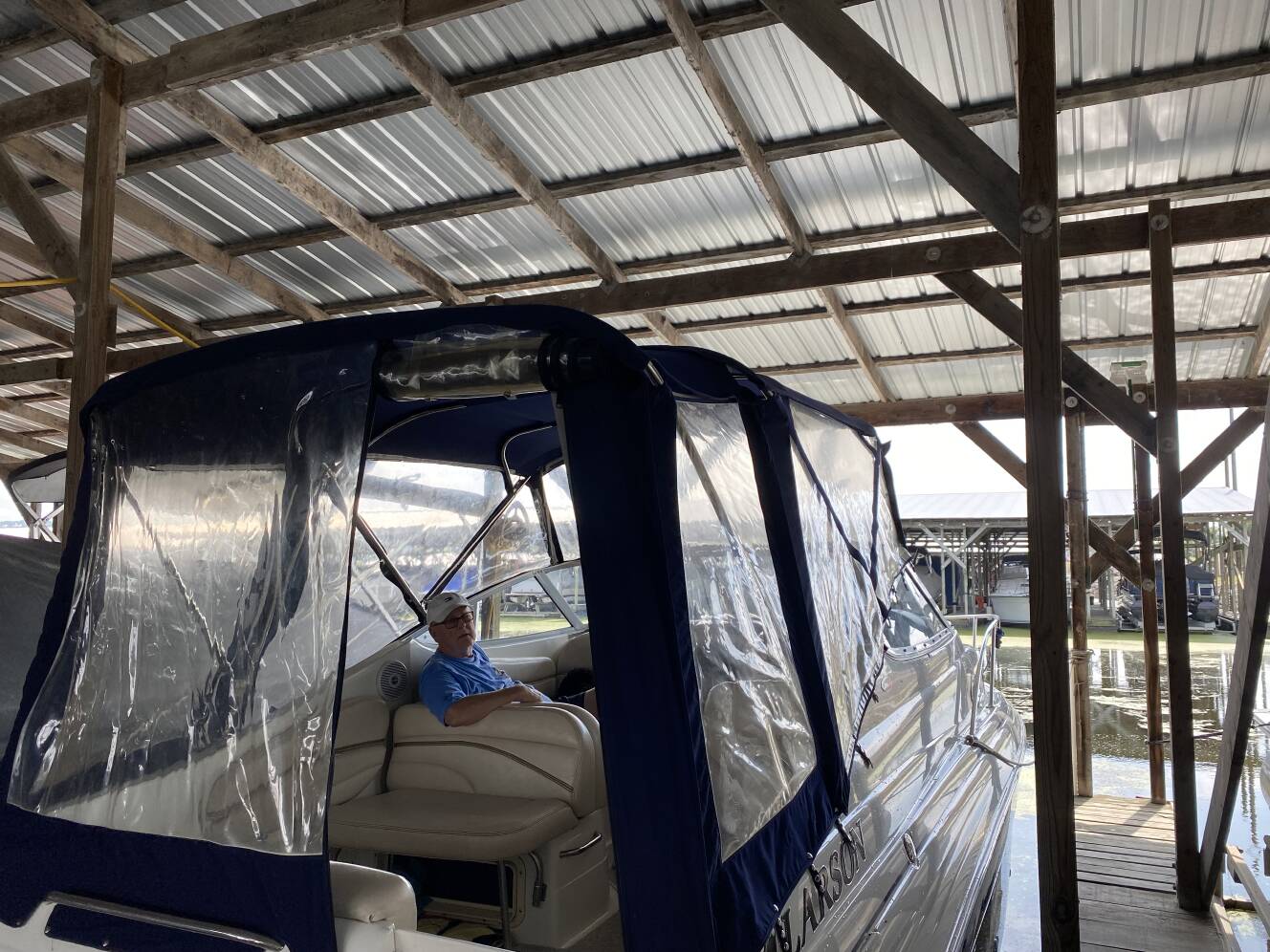 A photo of this 2005 Larson Cabrio 240 Mid Cabin