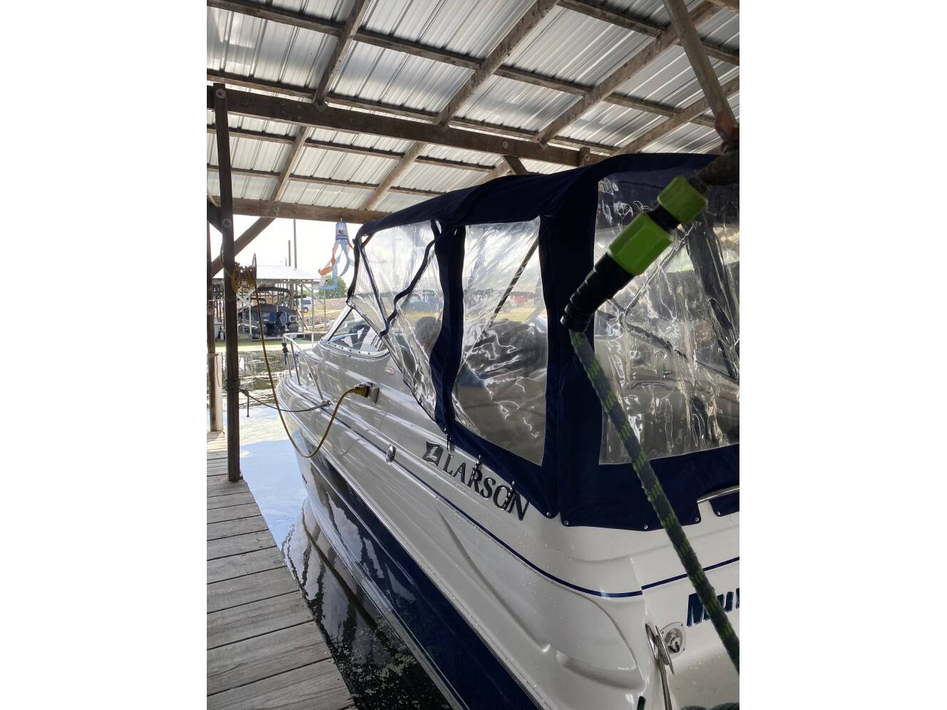 A photo of this 2005 Larson Cabrio 240 Mid Cabin