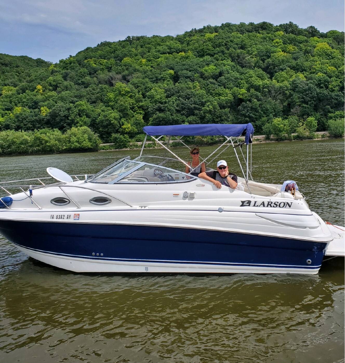 A photo of this 2005 Larson Cabrio 240 Mid Cabin
