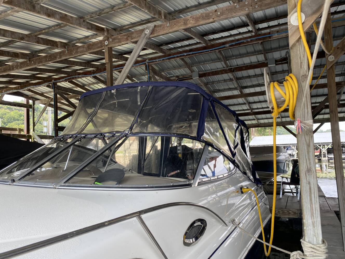 A photo of this 2005 Larson Cabrio 240 Mid Cabin