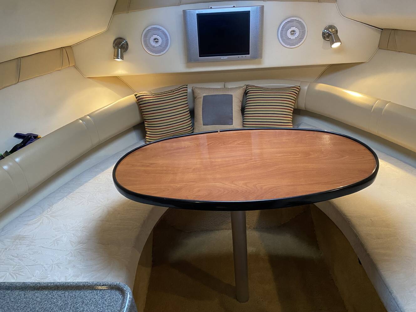 A photo of this 2005 Larson Cabrio 240 Mid Cabin