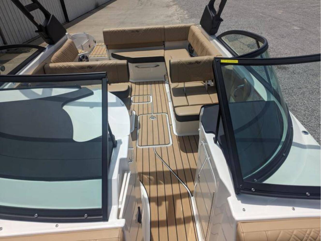 A photo of this 2024 Sea Ray SDX 270