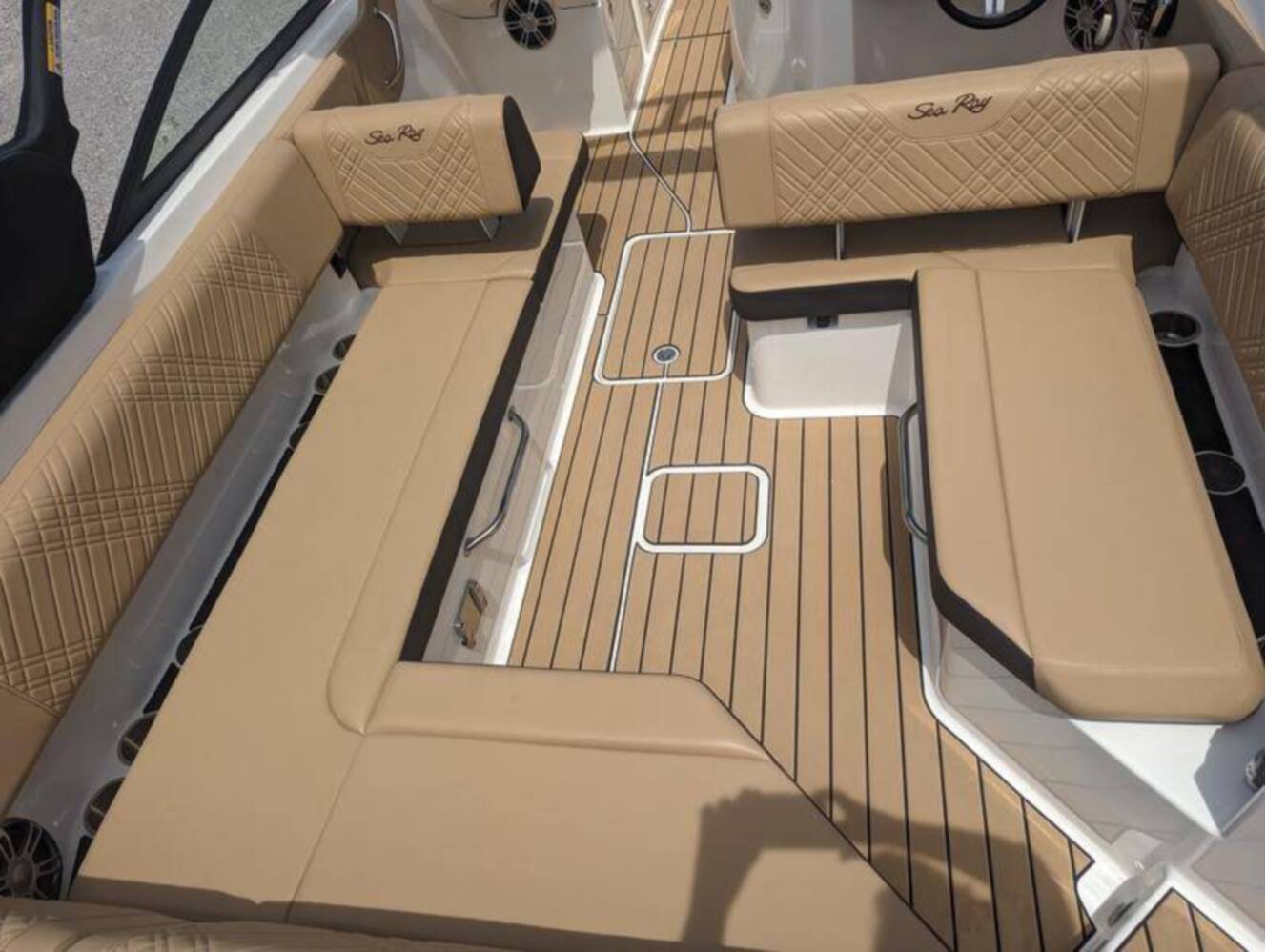 A photo of this 2024 Sea Ray SDX 270