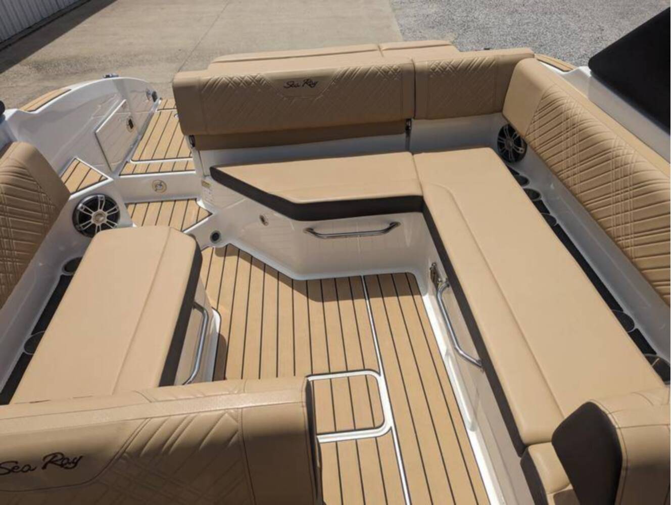 A photo of this 2024 Sea Ray SDX 270