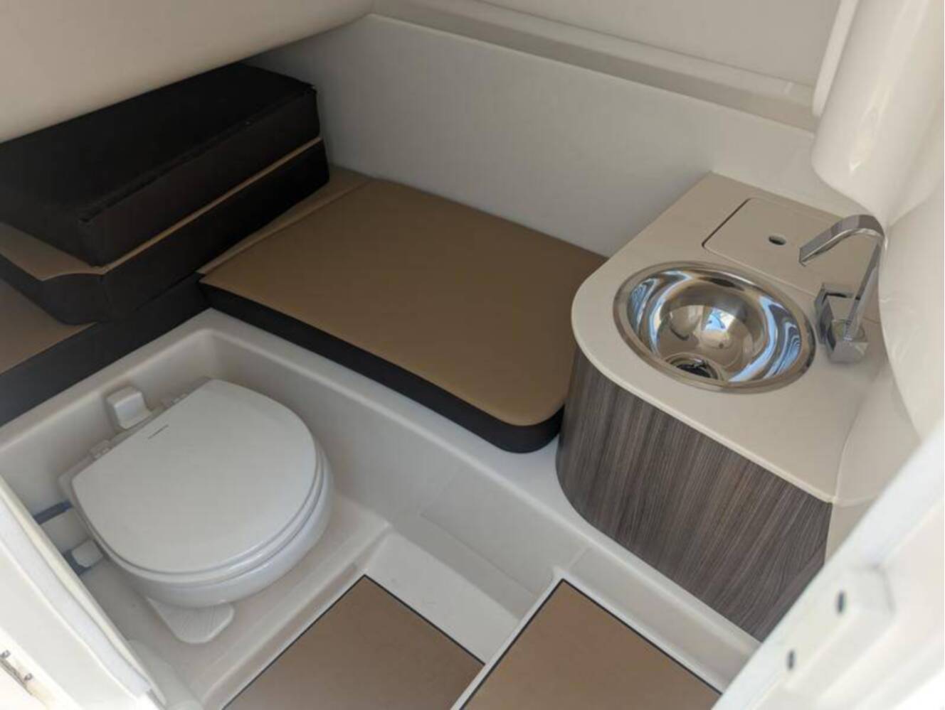 A photo of this 2024 Sea Ray SDX 270