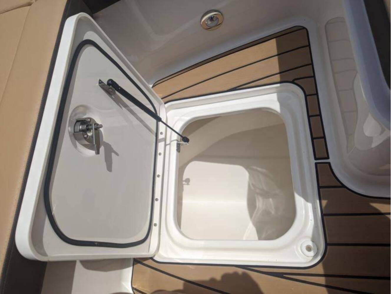 A photo of this 2024 Sea Ray SDX 270