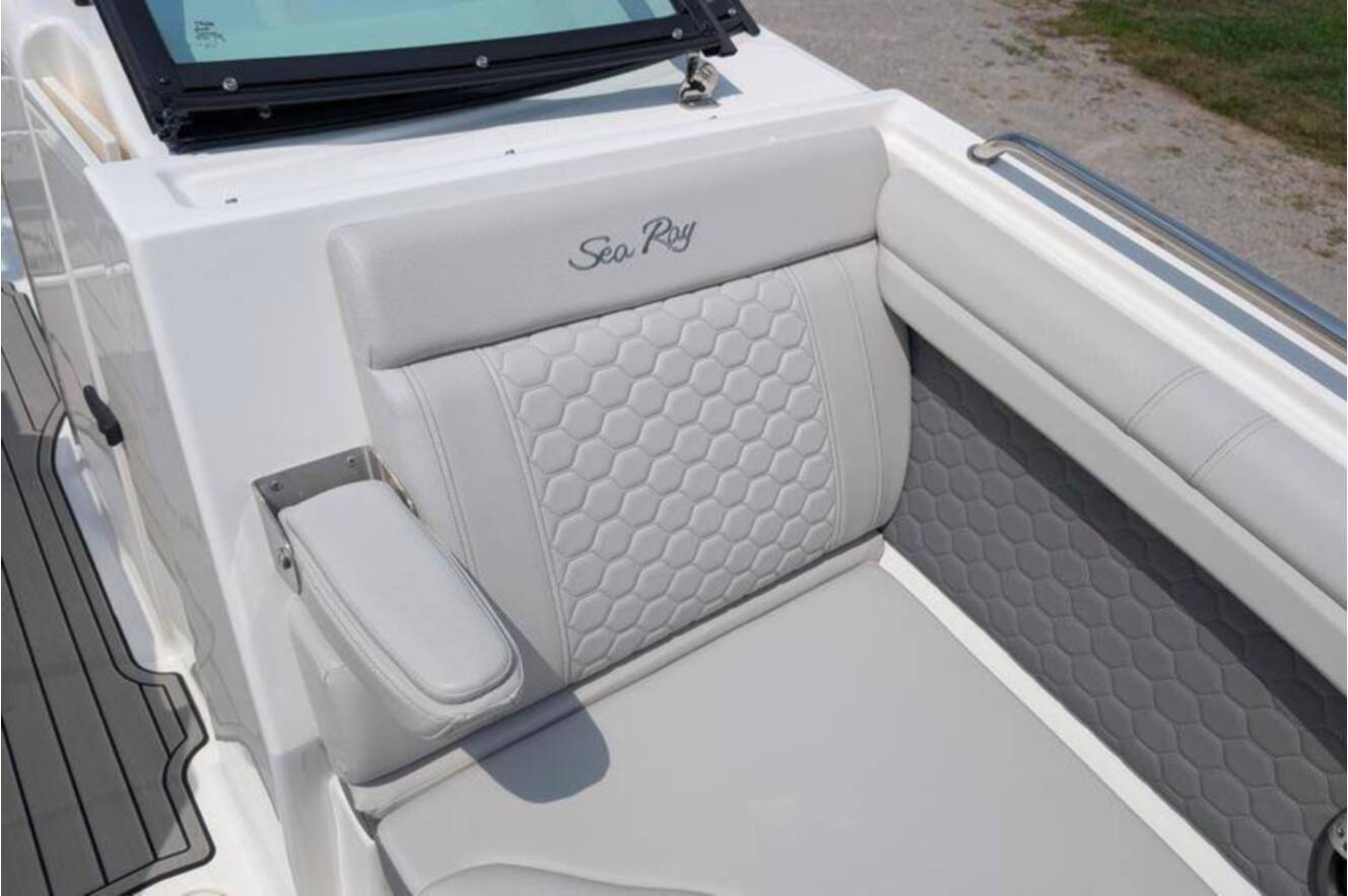 A photo of this 2025 Sea Ray SDX 290