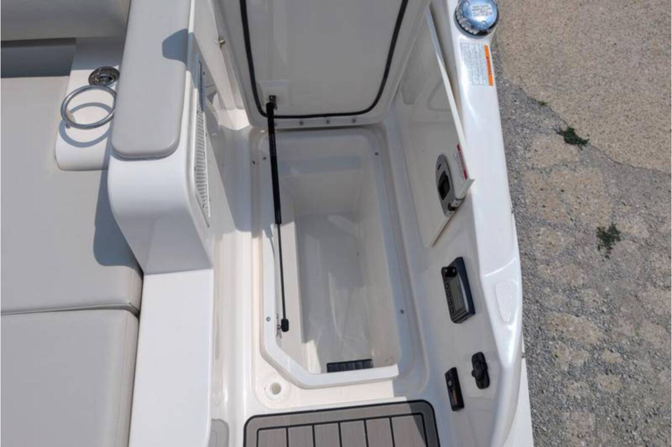 A photo of this 2025 Sea Ray SDX 290