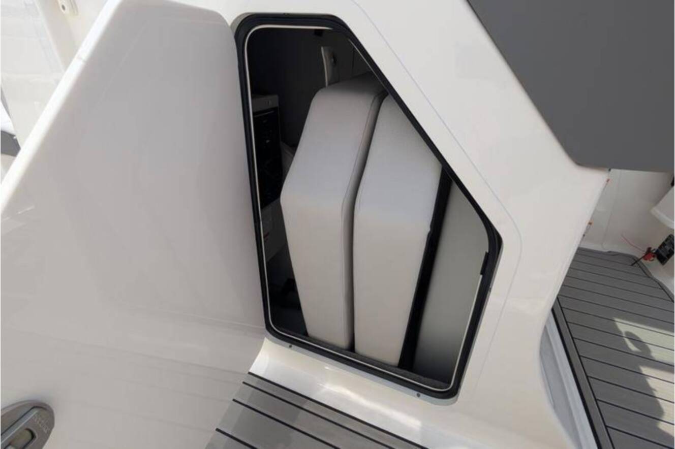 A photo of this 2025 Sea Ray SDX 290