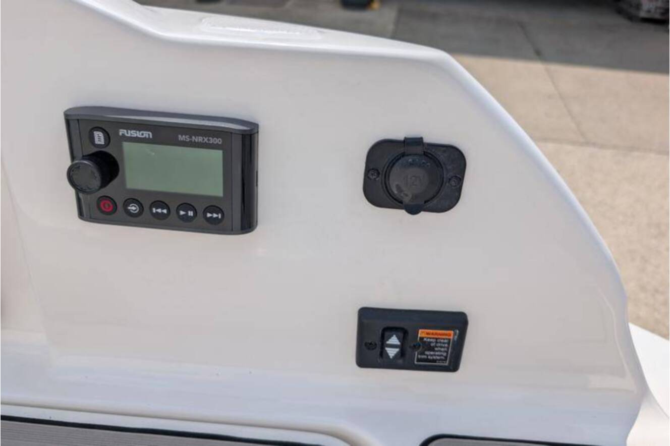 A photo of this 2025 Sea Ray SDX 290