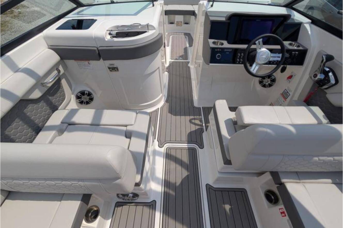 A photo of this 2025 Sea Ray SDX 290