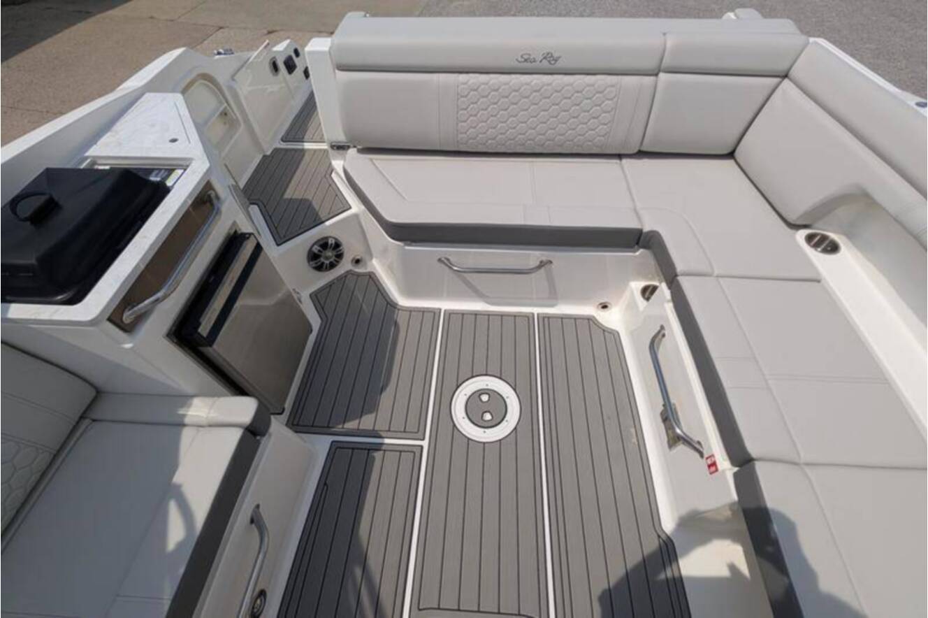 A photo of this 2025 Sea Ray SDX 290