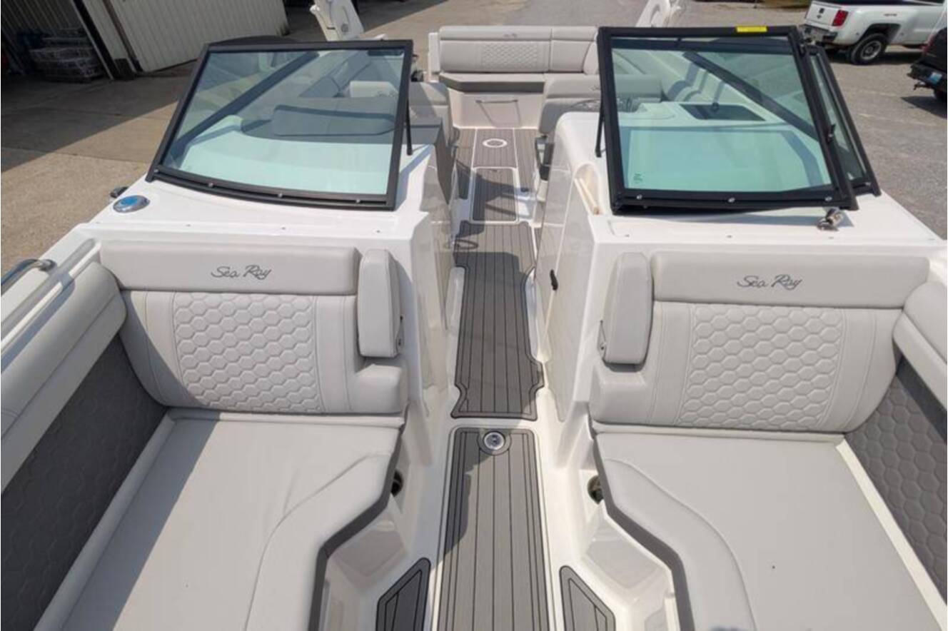 A photo of this 2025 Sea Ray SDX 290