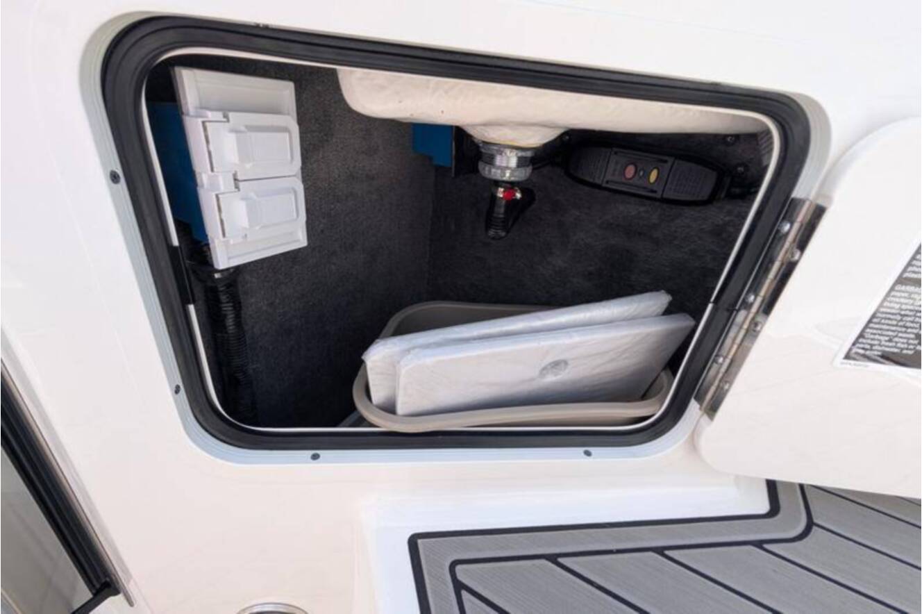 A photo of this 2025 Sea Ray SDX 290