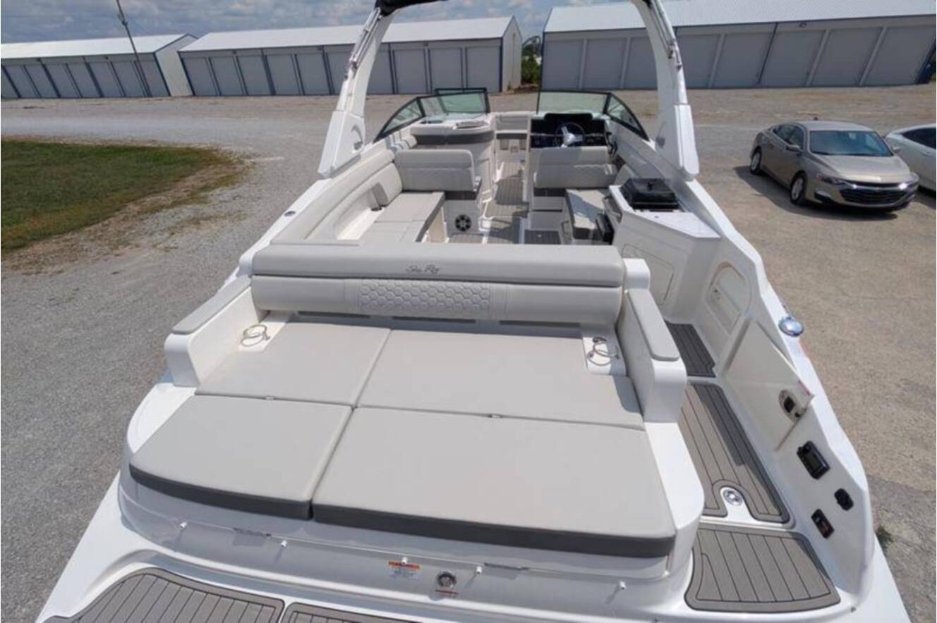 A photo of this 2025 Sea Ray SDX 290