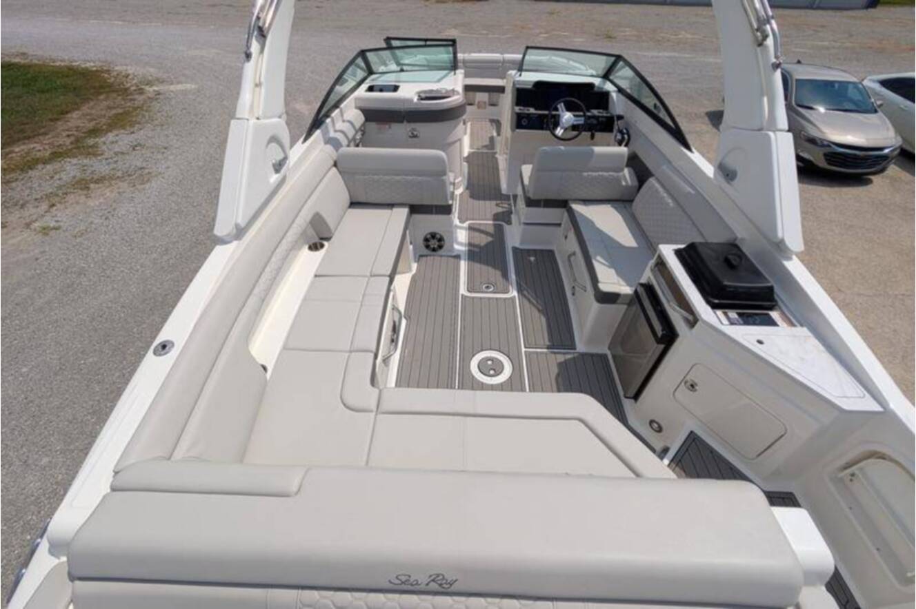 A photo of this 2025 Sea Ray SDX 290