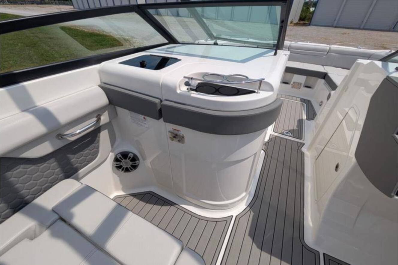 A photo of this 2025 Sea Ray SDX 290
