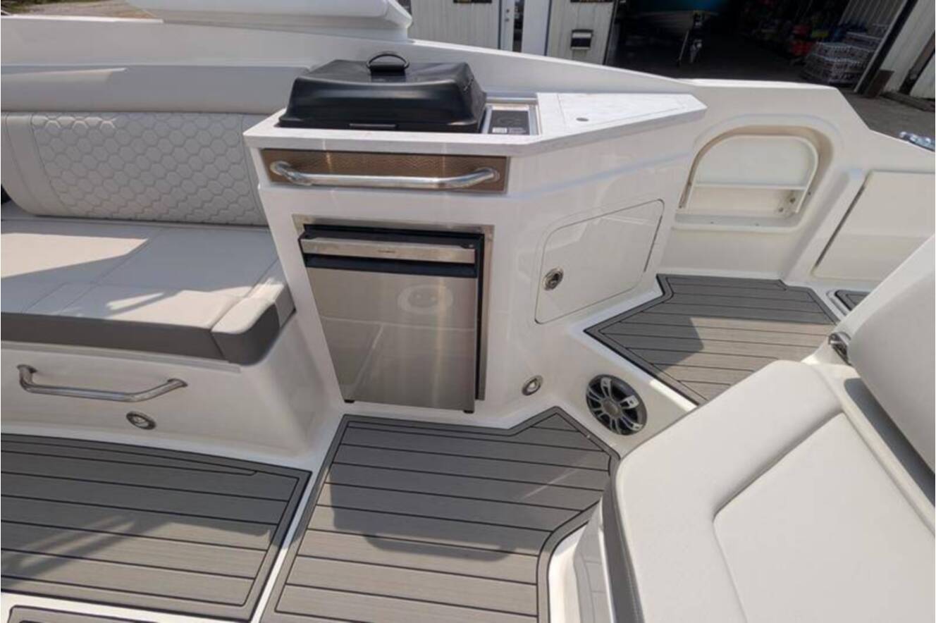 A photo of this 2025 Sea Ray SDX 290