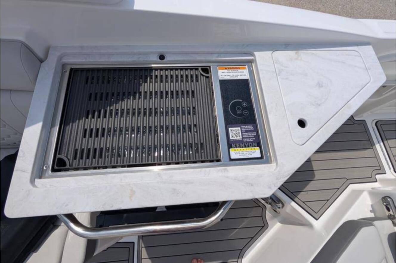 A photo of this 2025 Sea Ray SDX 290