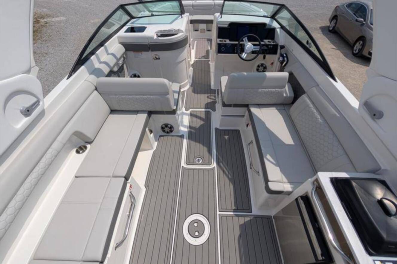 A photo of this 2025 Sea Ray SDX 290