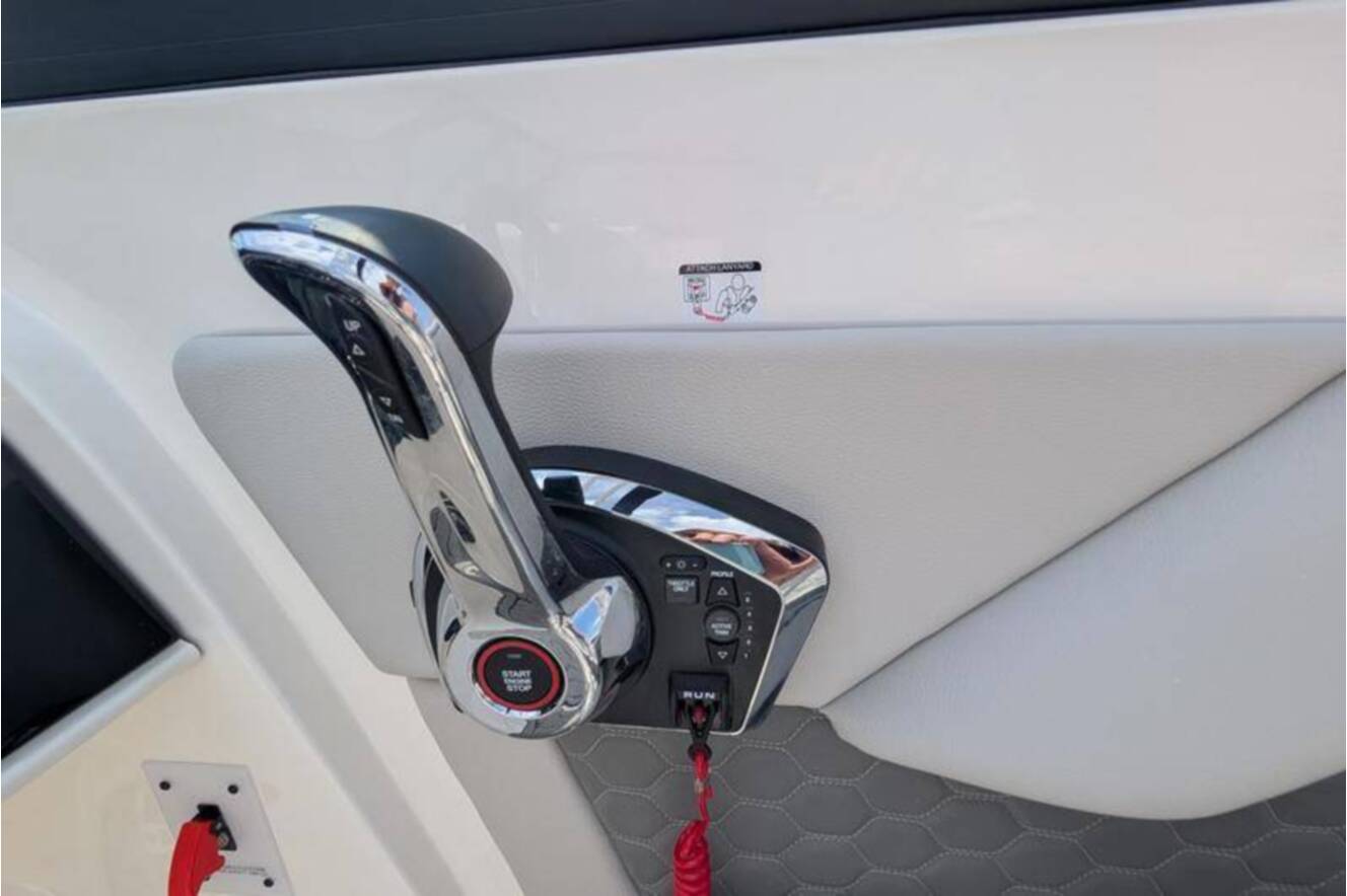 A photo of this 2025 Sea Ray SDX 290