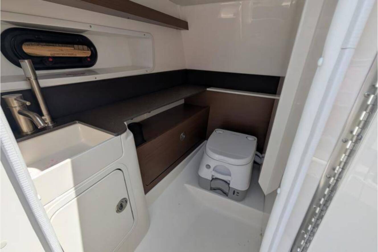 A photo of this 2025 Sea Ray SDX 290
