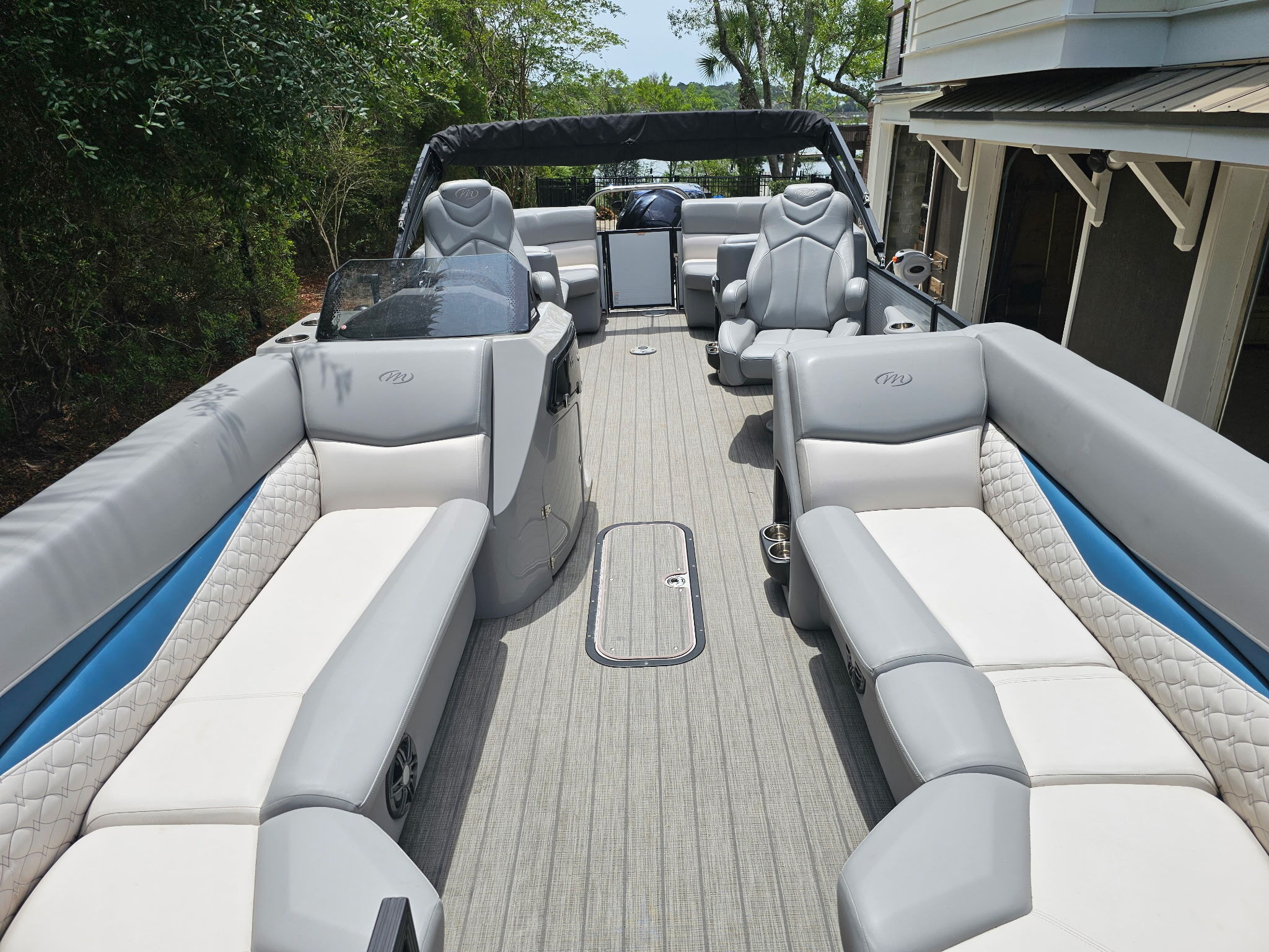 2022 Manitou 26 Encore Outboard 4 Stroke boat