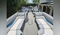 2022 Manitou 26 Encore Outboard 4 Stroke boat