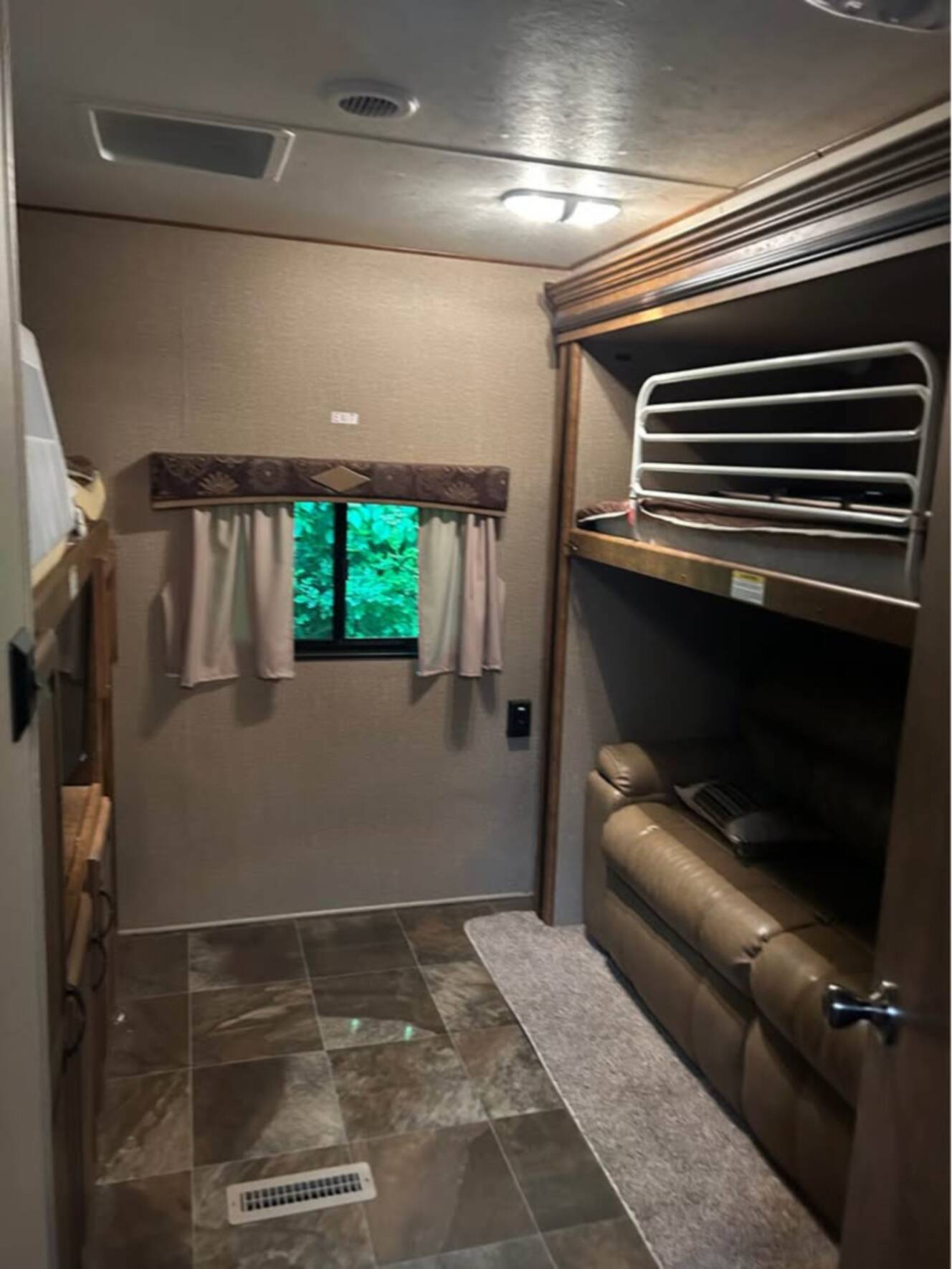 A photo of this 2015 Crossroads REZERVE RTZ33BH