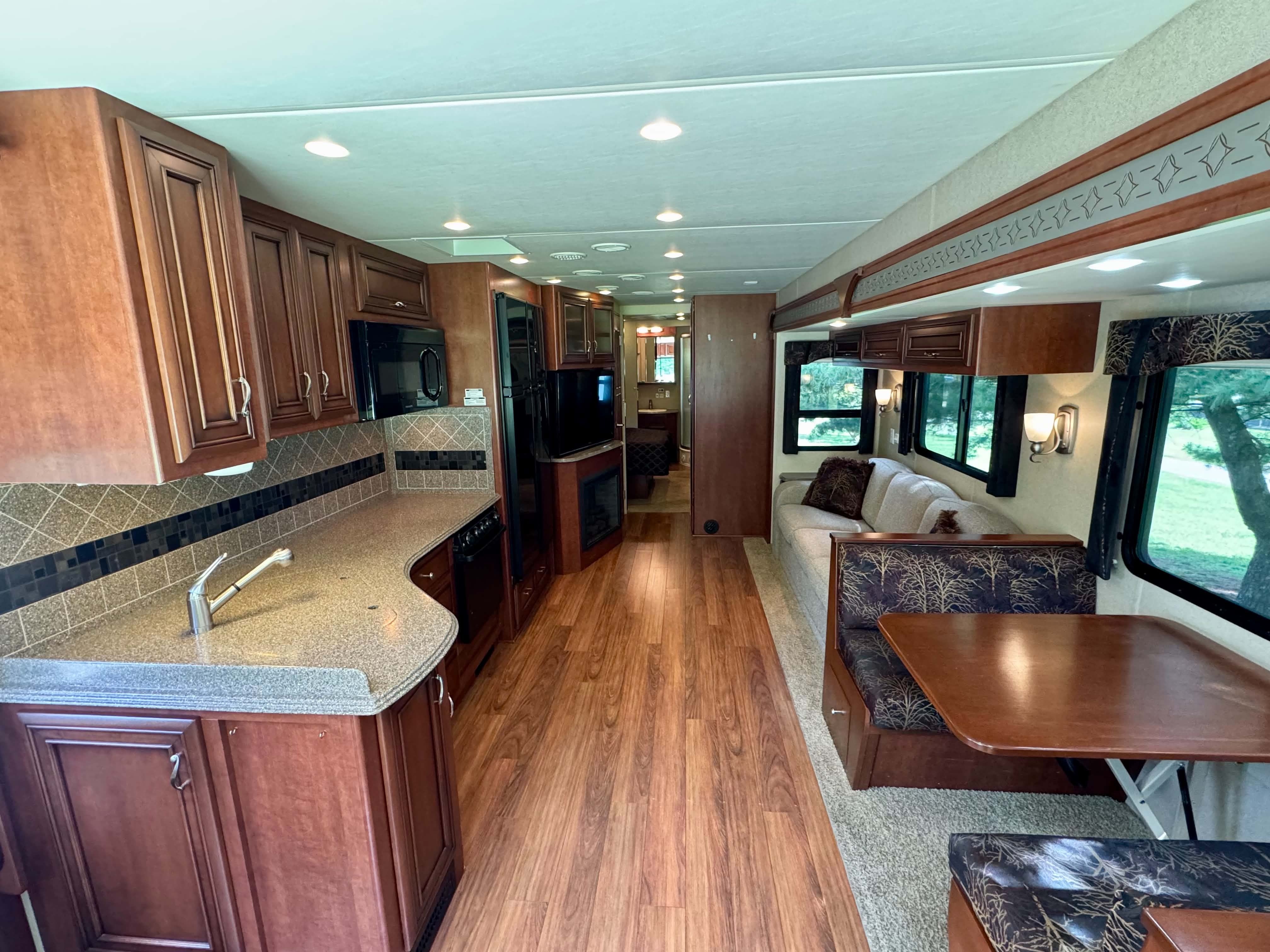 2013 Newmar CANYON STAR 3610 in breezewood PA