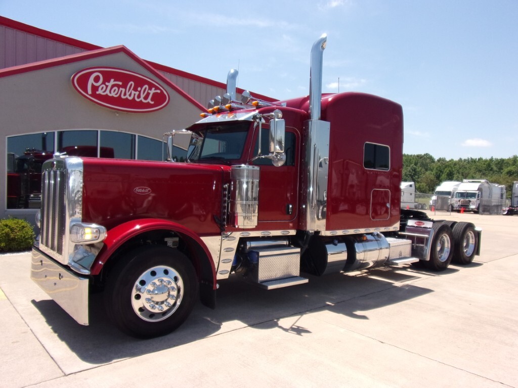2023 PETERBILT 389 in Van Buren, AR