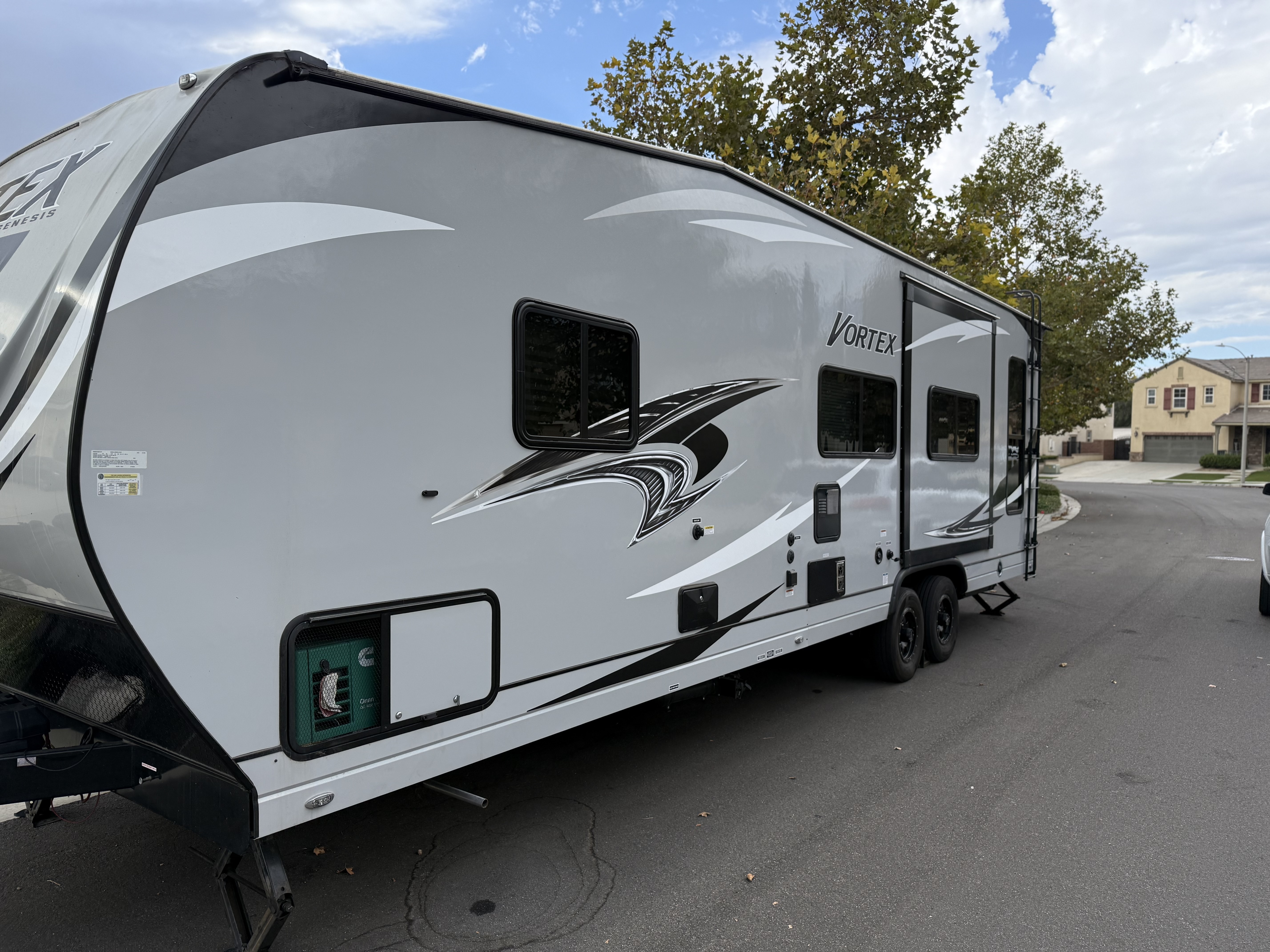 2020 Genesis Supreme Rv VORTEX 2715V in fontana CA