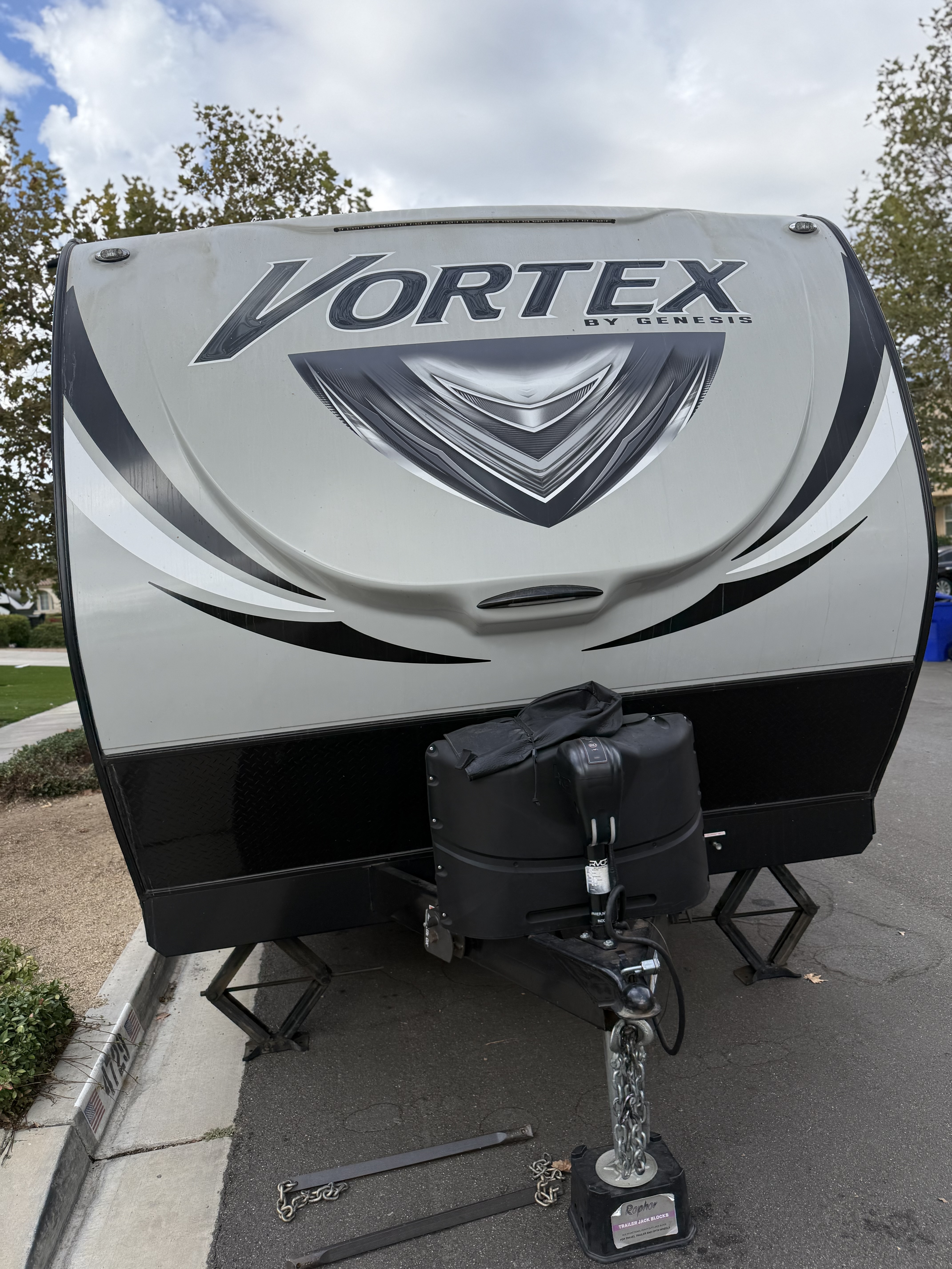 2020 Genesis Supreme Rv VORTEX 2715V in fontana CA