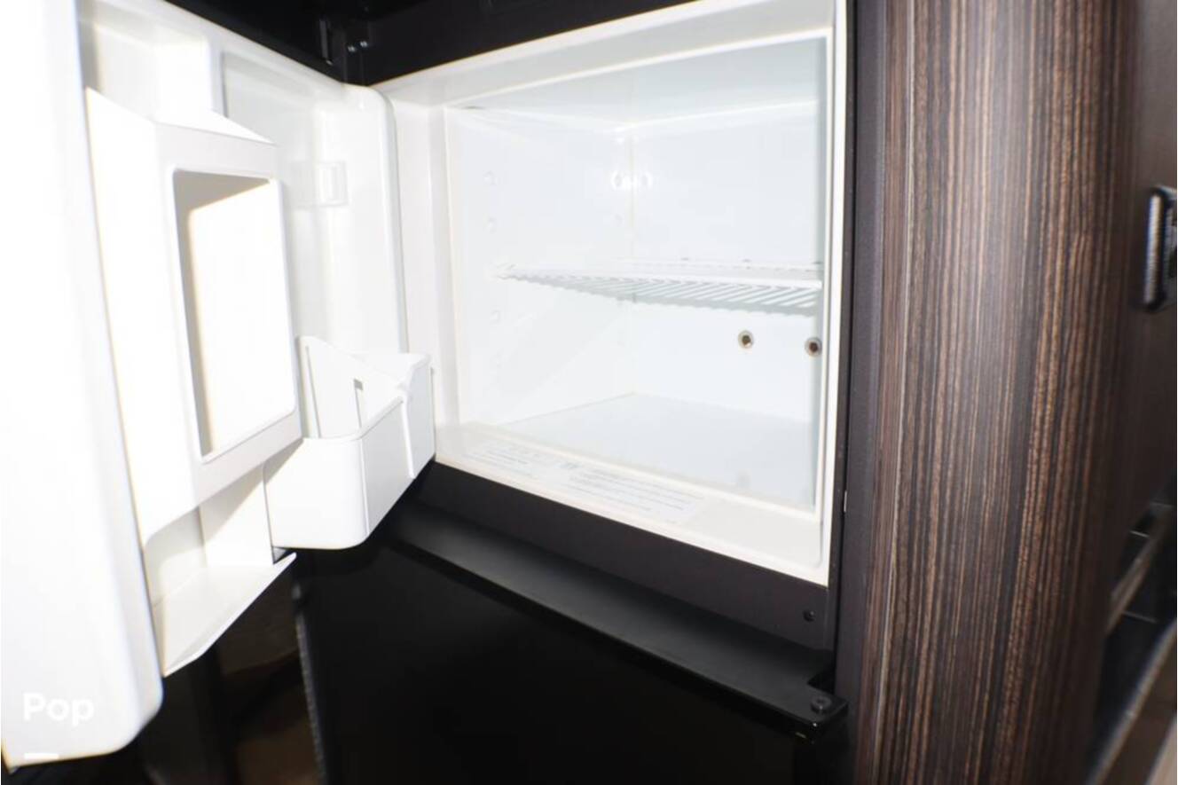 A photo of this 2017 Airstream International Signature 28RB