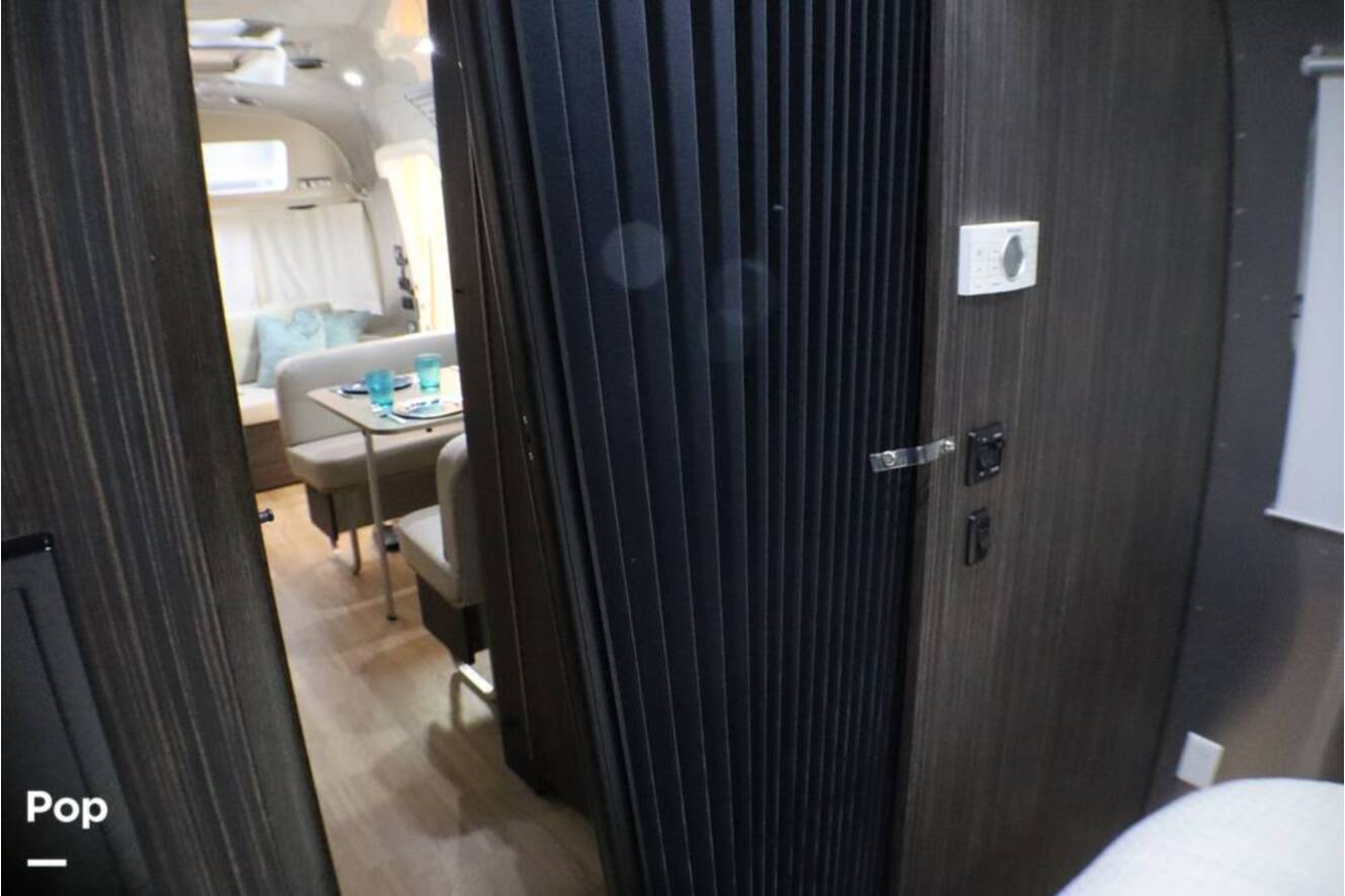A photo of this 2017 Airstream International Signature 28RB