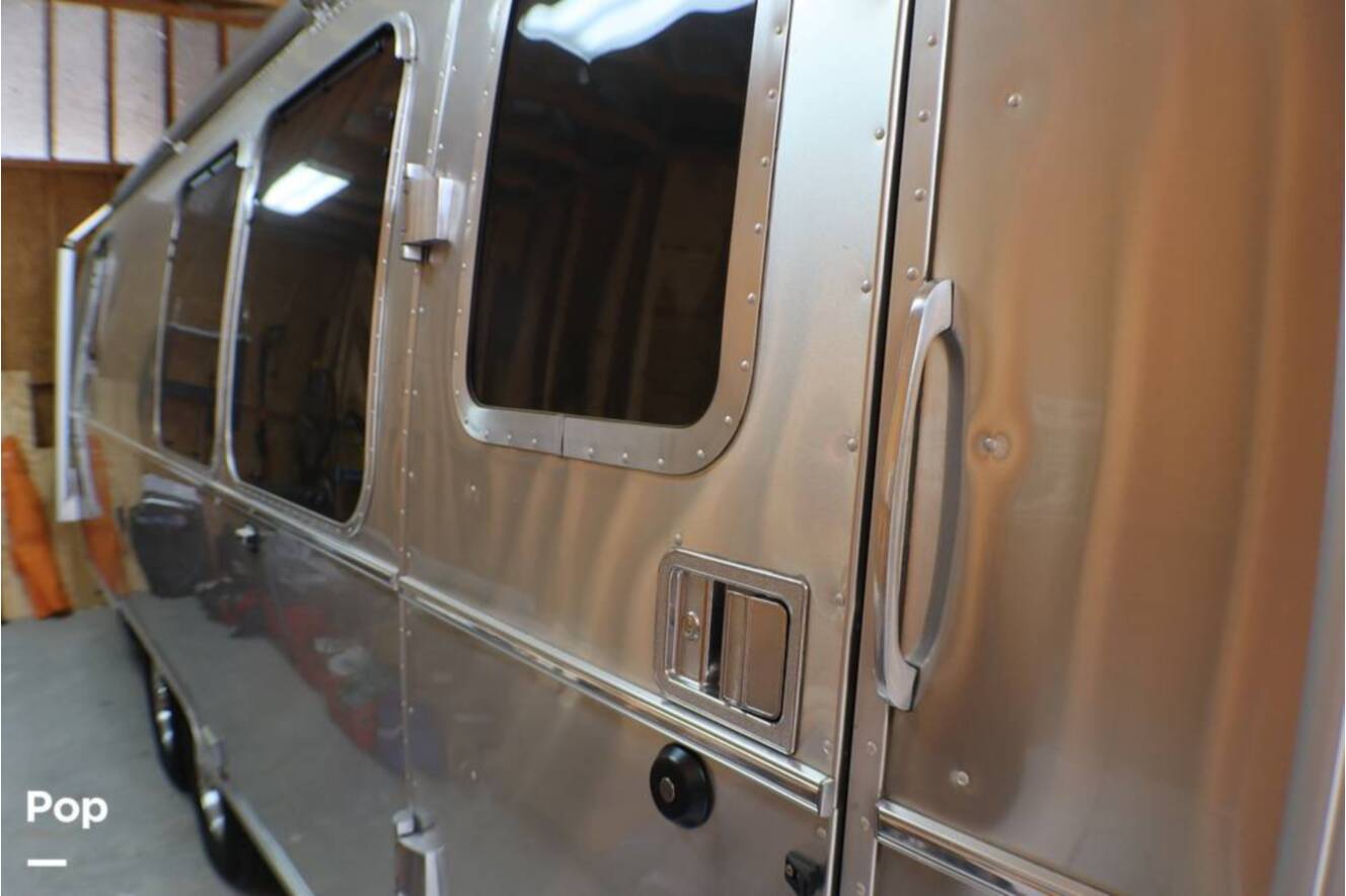 A photo of this 2017 Airstream International Signature 28RB